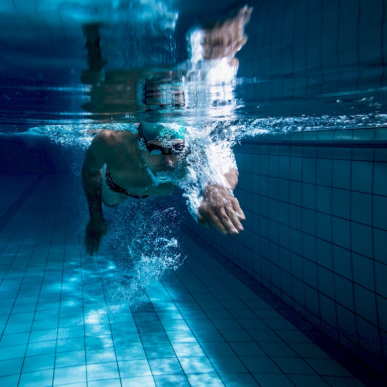 BAG Schwimmer krault durch das Wasser - Unterwasserbild