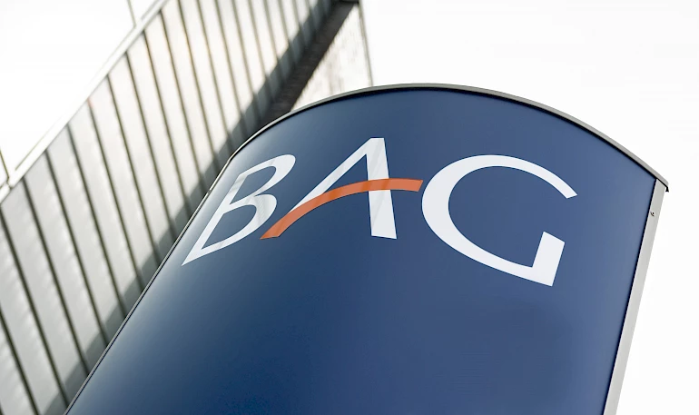 BAG Logo auf Steele abgebildet