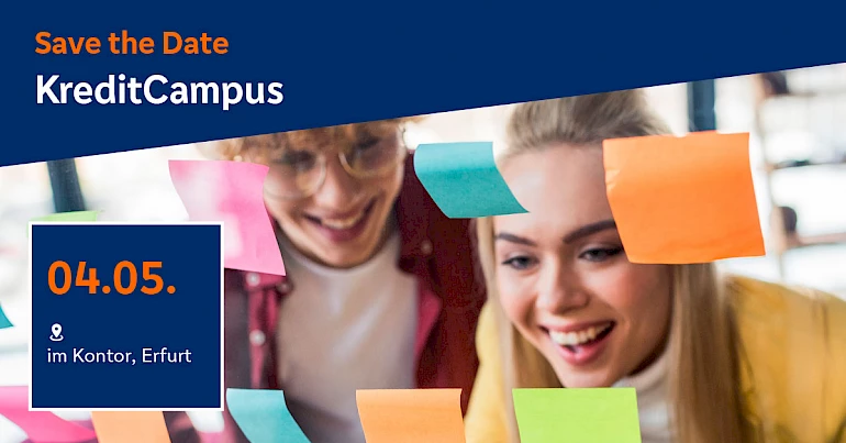 Save the Date KreditCampus2023, zwei lachende Frauen mit bunten PostIts im gemeinsamen Austausch